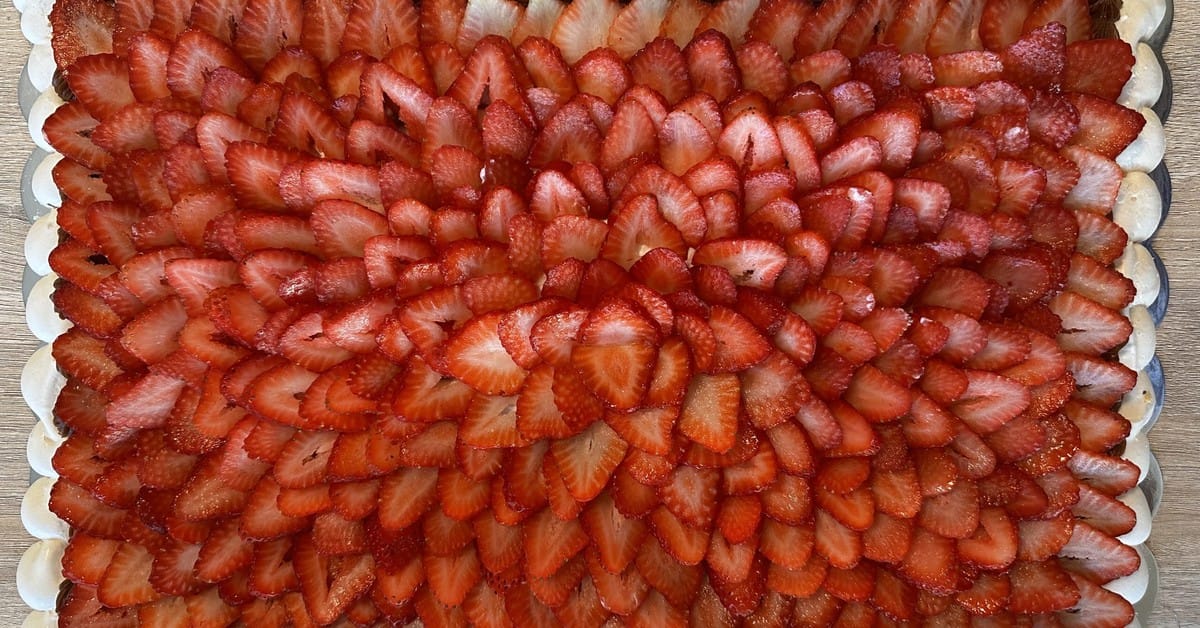 Large strawberry Pavlova cake in Miami by Cakes Maker with dulce de leche, cream and crisp meringue
